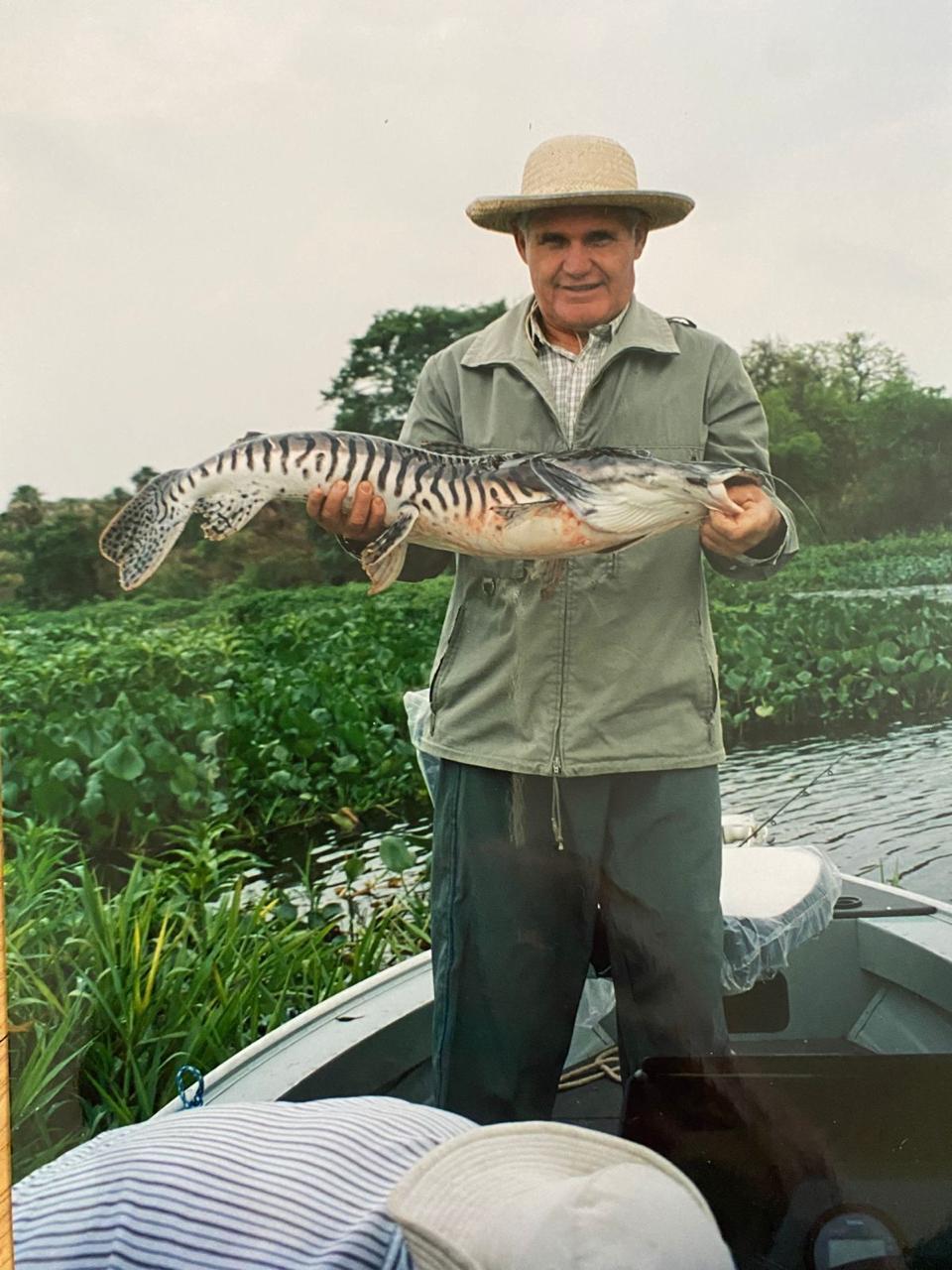 Pescador segurando um pintado no Pantanal — registro real de pesca esportiva.